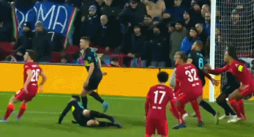 女子在冰面上奔跑拍照，突然冰面破裂女子坠入湖中！