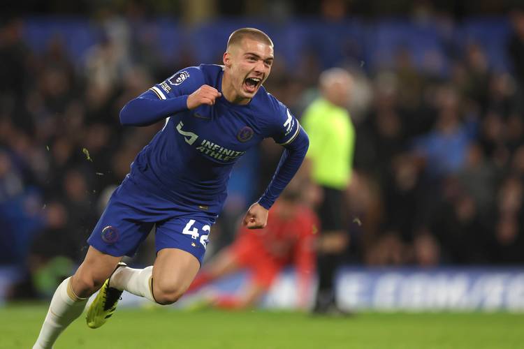 詹姆斯赛后向卡斯尔赠送签名球衣：年轻的国王，继续加油